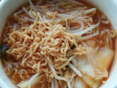 チキンラーメンアレンジ（もやし・キムチ入り）